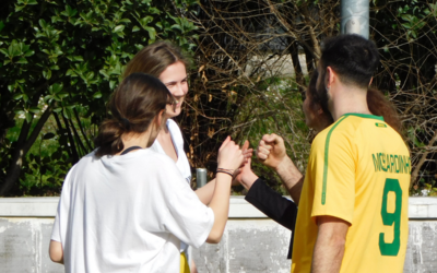 Squadra di ragazzi che si salutano