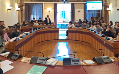 Dei ragazzi e delle ragazze nella sala del Consiglio comunale di Trento