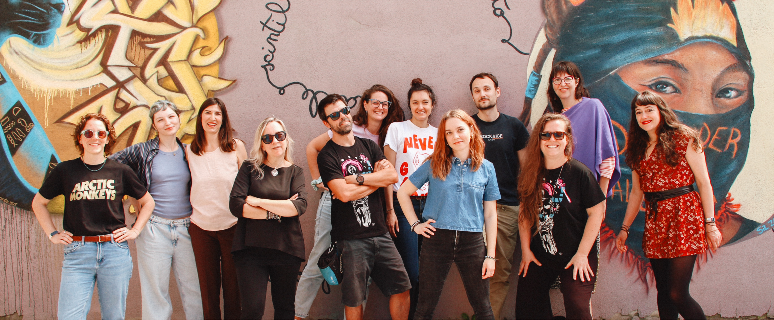 un gruppo di persone davanti ad un murales un gruppo di persone davanti ad un murales