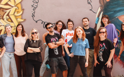 un gruppo di persone davanti ad un murales