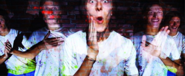 varie immagini sovrapposte di Anselmo Luisi mentre si esibisce