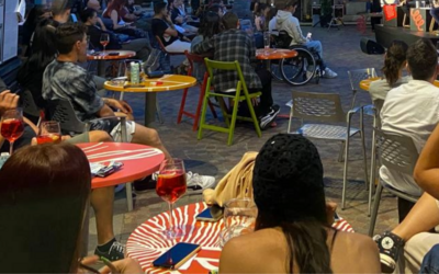 Ragazzi e ragazze seduti a dei tavolini di un bar