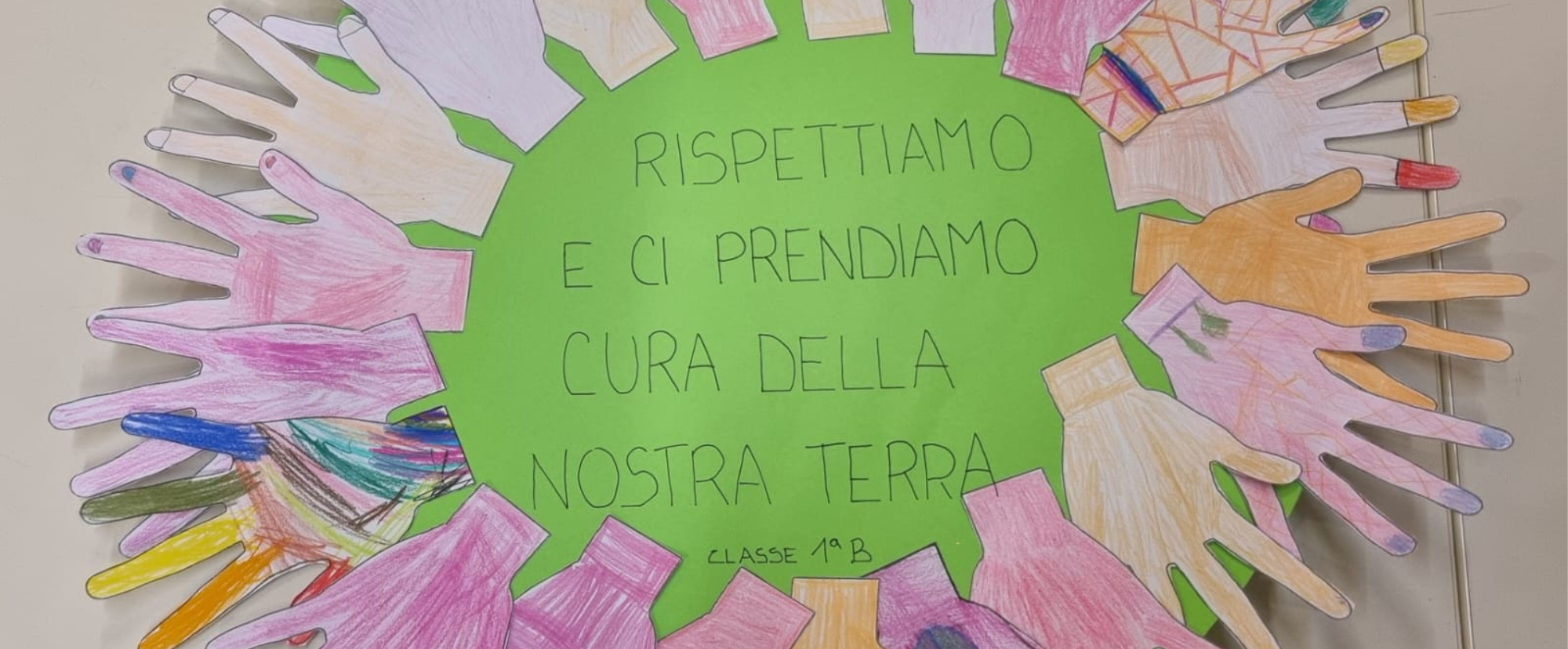 mani di carta intorno a una scritta verde