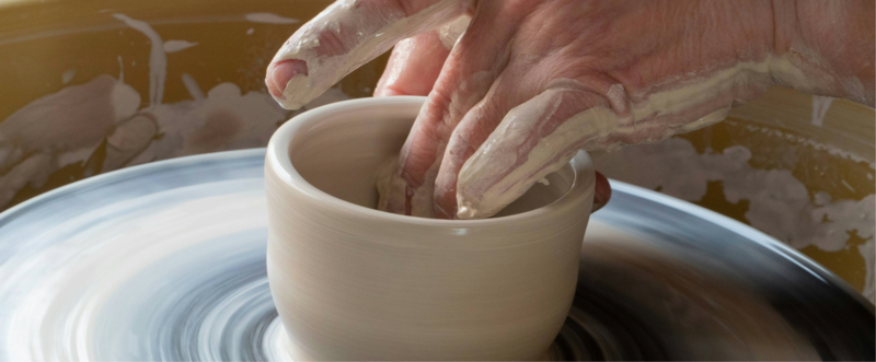 delle mani che modellano argilla
