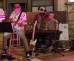 Un gruppo musicale che si esibisce in una via del centro storico di Trento