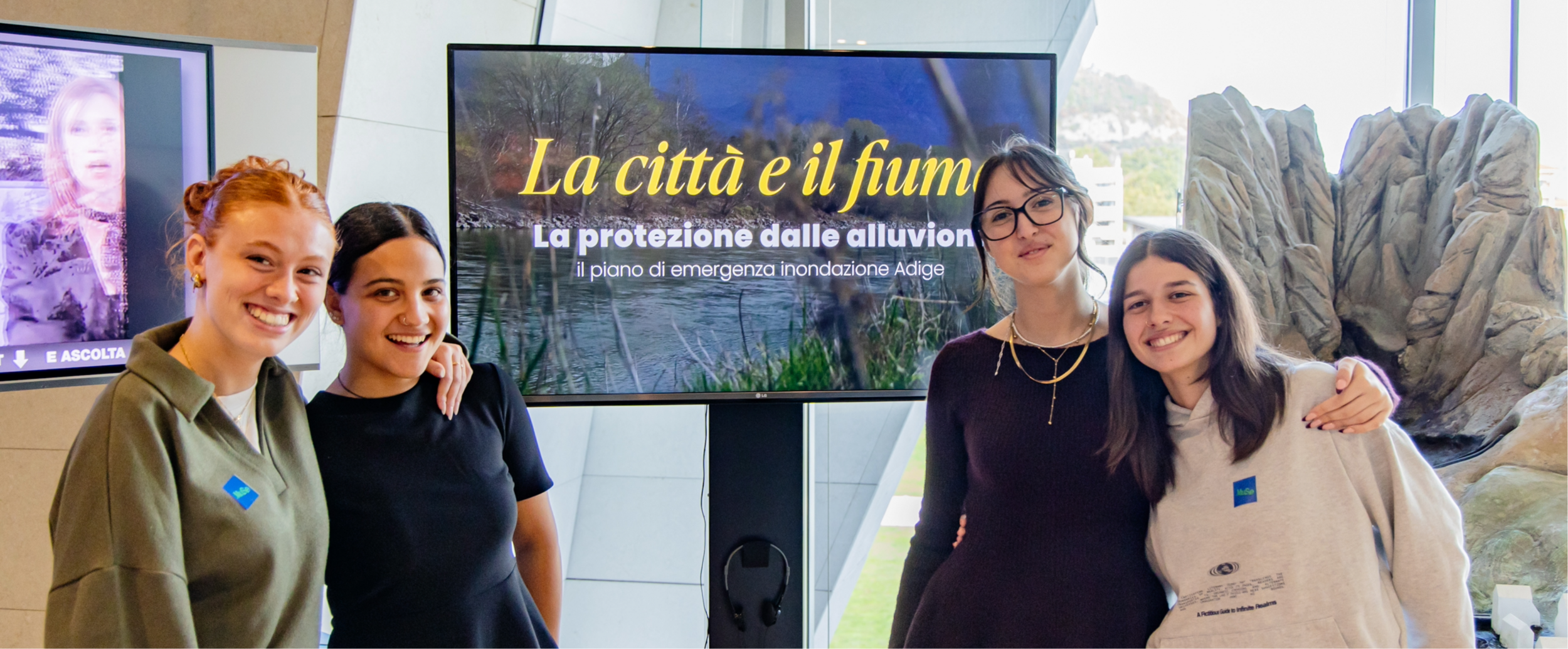 quattro ragazze sorridenti davanti ad uno schermo