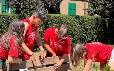 Tre ragazzi e una ragazza che lavorano ad una panchina di un parco