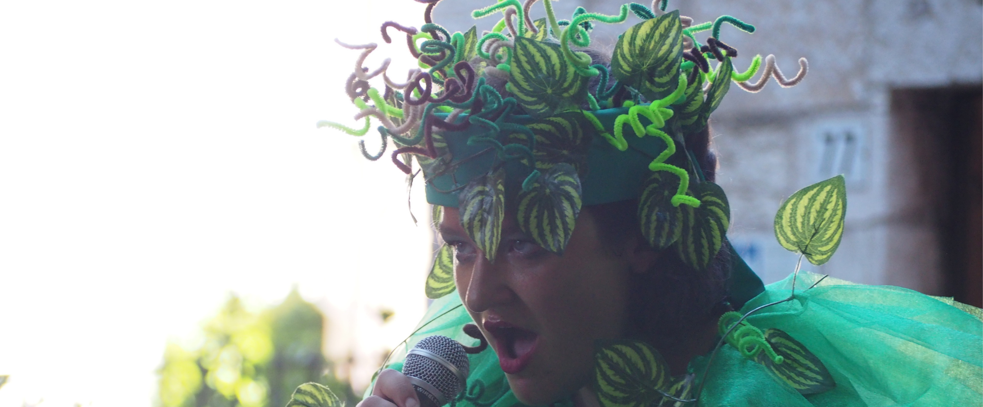 Un'attrice vestita di verde con un microfono