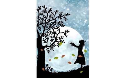 una bambina alza le braccia verso la chioma di un albero