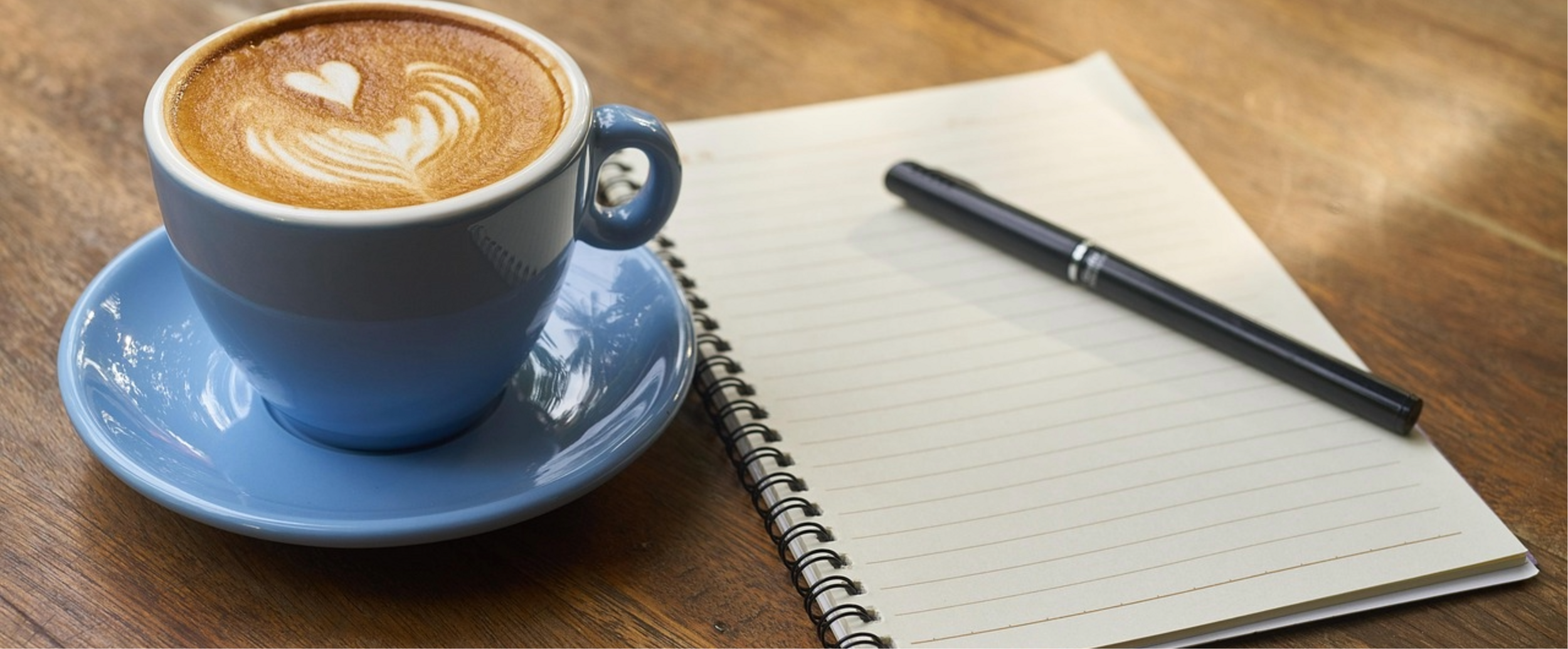 tazza di caffè con foglio e penna su un tavolo tazza di caffè con foglio e penna su un tavolo