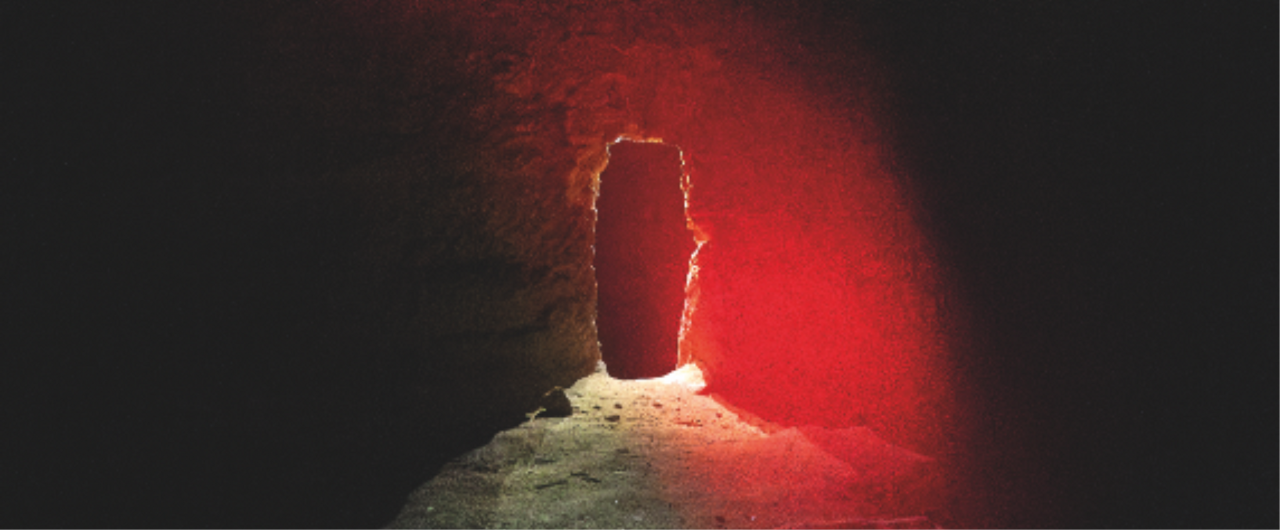 un ingresso molto scuro con una luce rossa