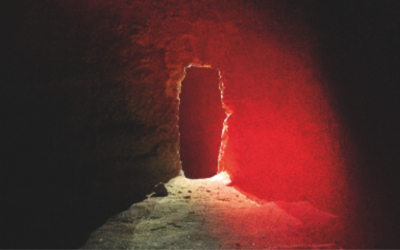 un ingresso molto scuro con una luce rossa
