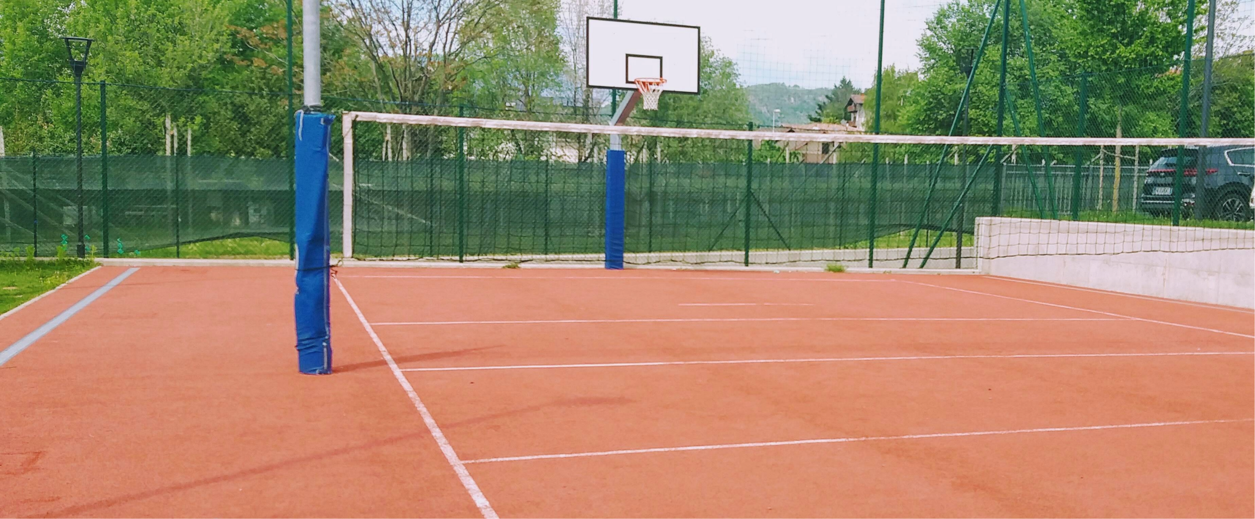 Un campo da pallavolo all'aperto