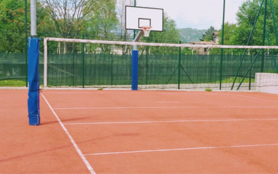 Un campo da pallavolo all'aperto