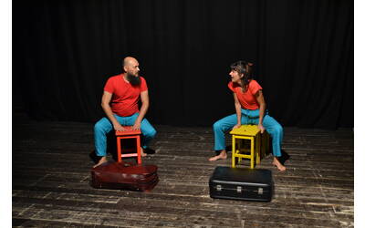 due persone (un uomo e una donna) sul palco sedute su sgabelli colorati si guardano uno a fianco all'altro