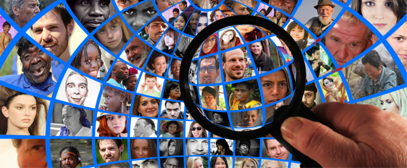 collage di foto inquadrate da una lente di ingrandimento