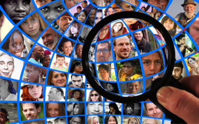 collage di foto inquadrate da una lente di ingrandimento