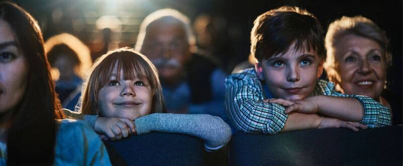 bambini con nonni al cinema