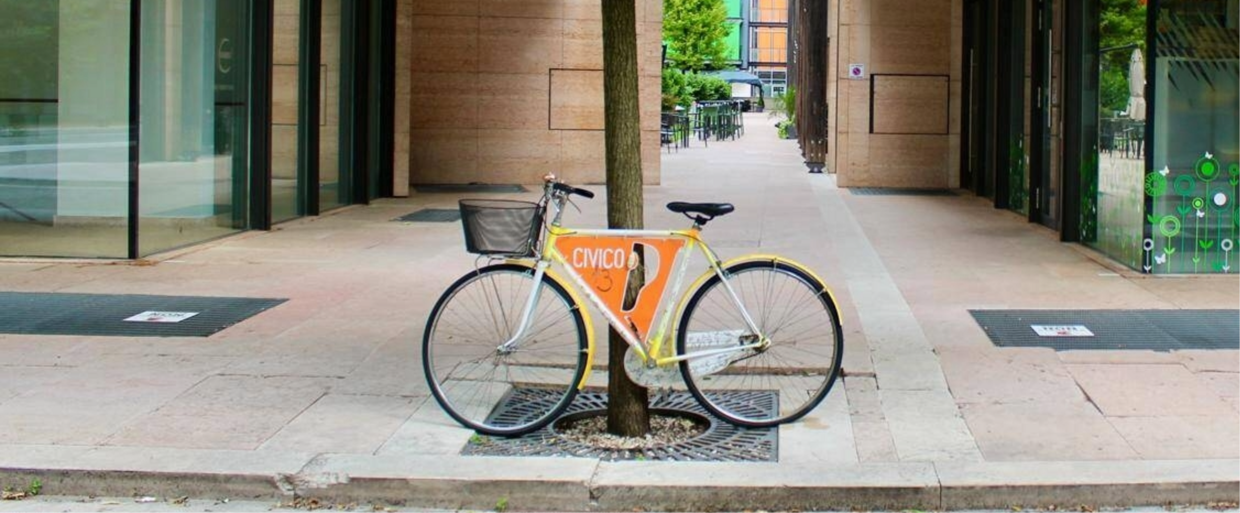 Una bicicletta all'ingresso di una strada