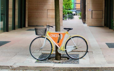 Una bicicletta all'ingresso di una strada