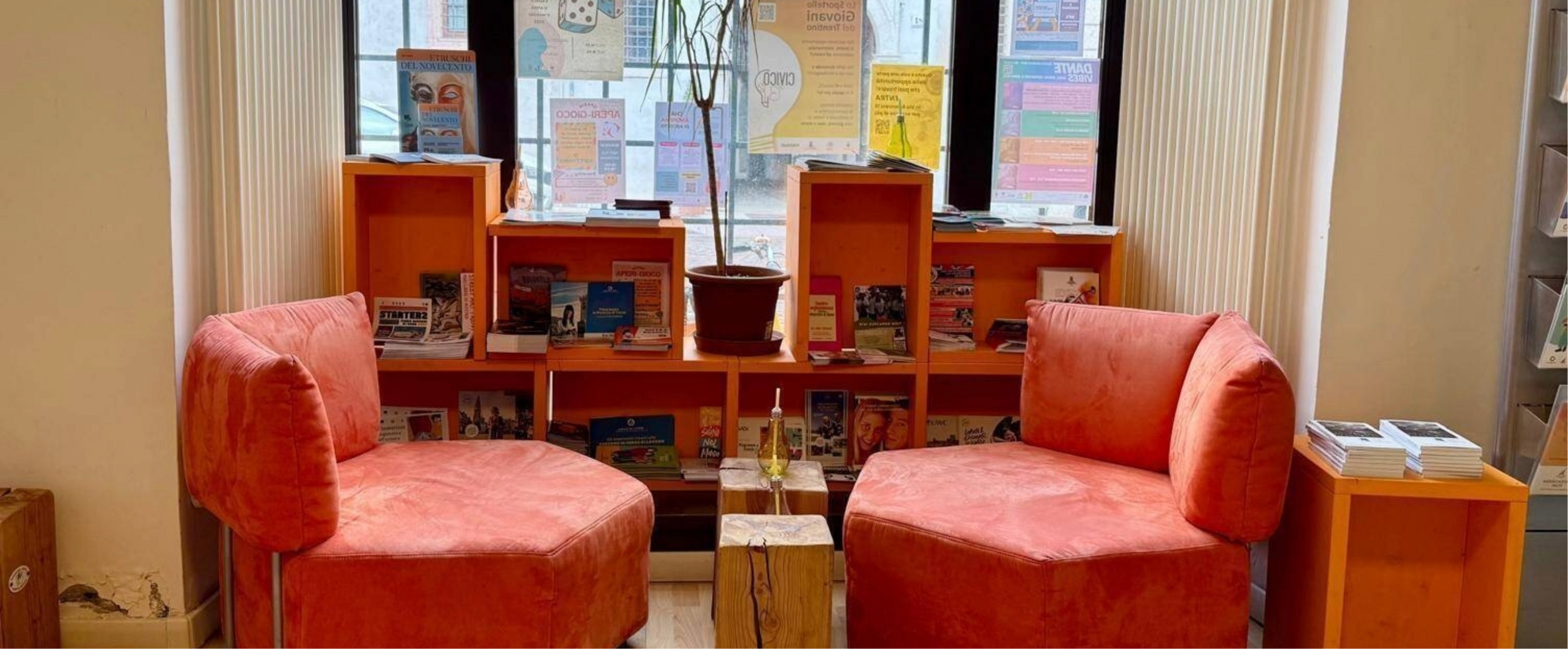 Divanetti arancioni e finestra sullo sfondo  Divanetti arancioni e finestra sullo sfondo