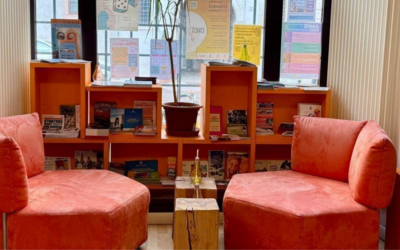 Divanetti arancioni e finestra sullo sfondo 