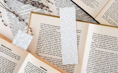 Libri aperti con segnalibri e fiori secchi.