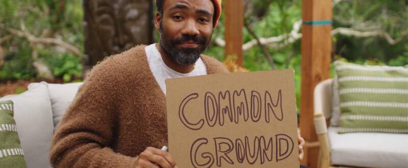 Ragazzo teine in mano un cartone con la scritta "Common ground"