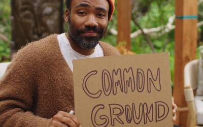 Ragazzo teine in mano un cartone con la scritta "Common ground"