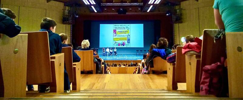 Ragazzi e ragazze a teatro per il Safer Internet Day