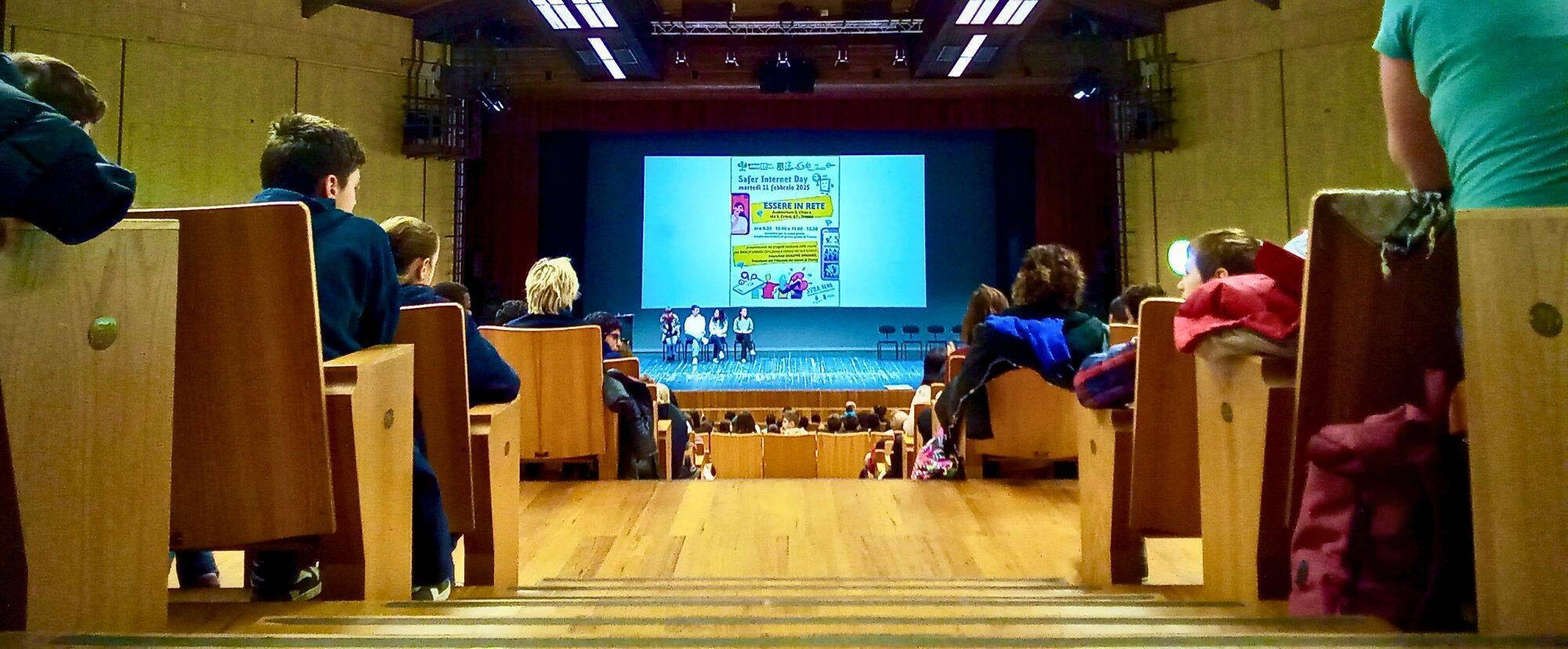 Ragazzi e ragazze a teatro per il Safer Internet Day