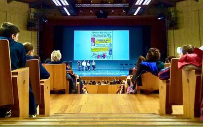 Ragazzi e ragazze a teatro per il Safer Internet Day
