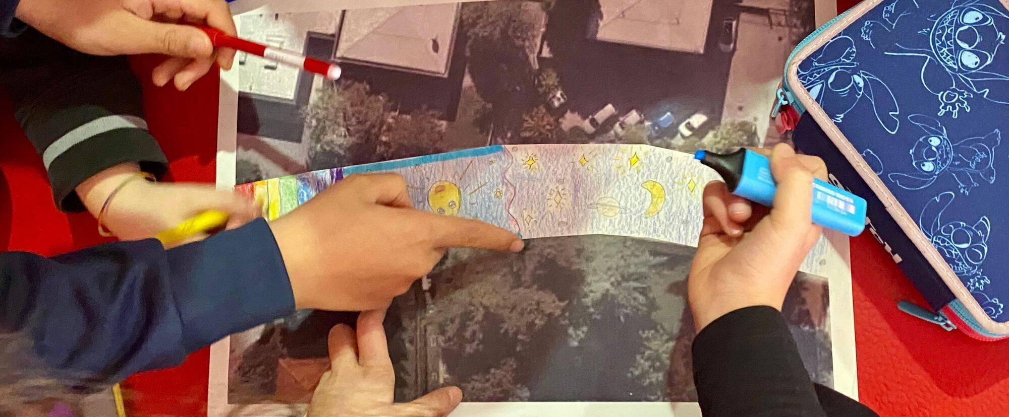 Bambini che colorano