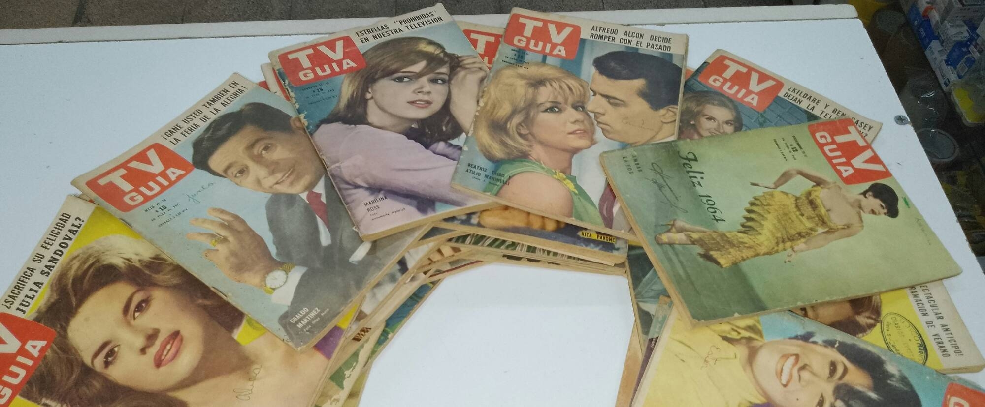Una serie di riviste d'epoca su un tavolo bianco