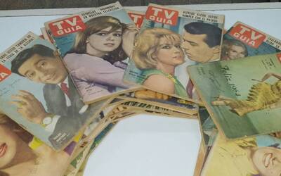 Una serie di riviste d'epoca su un tavolo bianco