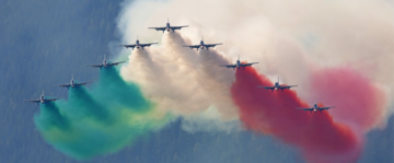 Frecce tricolori, pattuglia acrobatica in formazione nel cielo