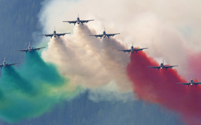 Frecce tricolori, pattuglia acrobatica in formazione nel cielo