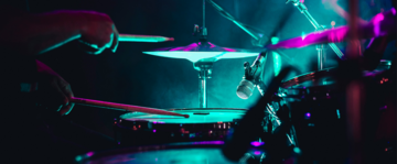 Persona che suona la batteria