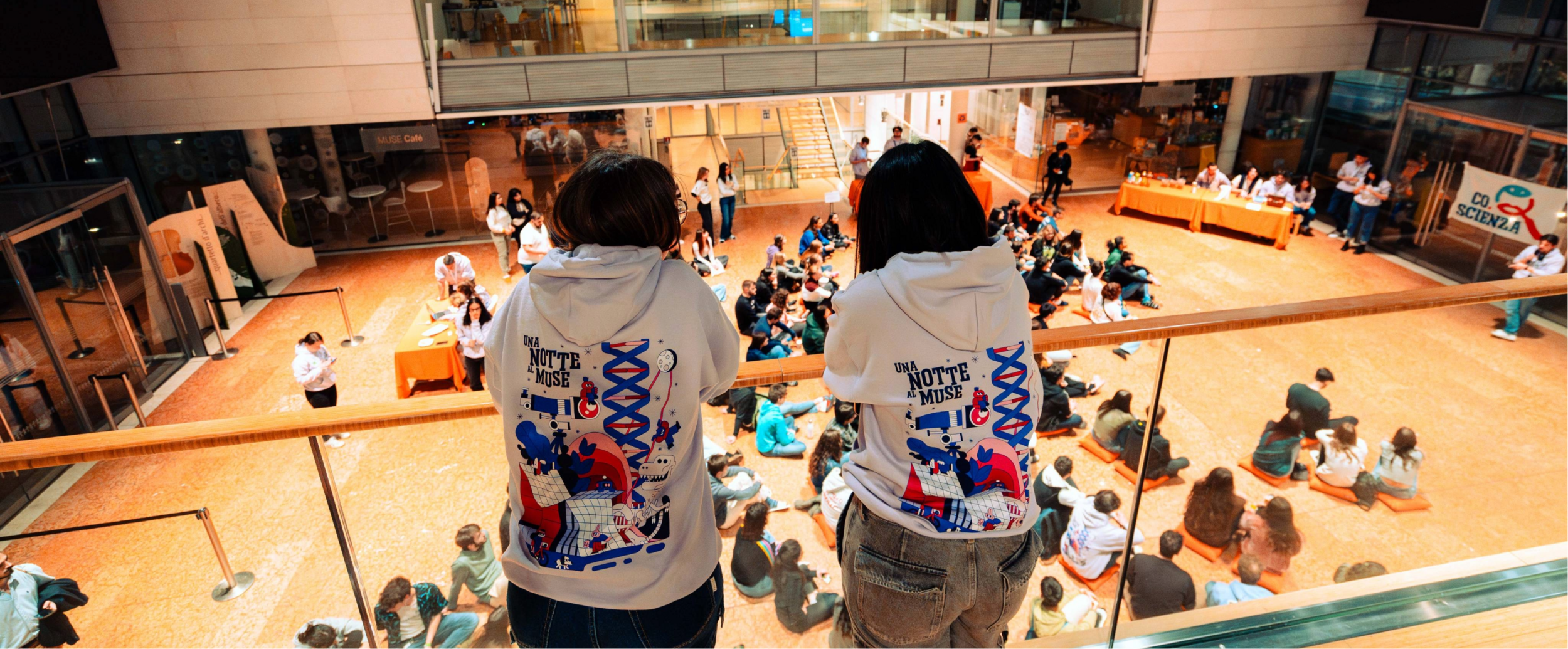 due ragazzi che si affacciano sull'atrio del Muse a Trento