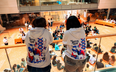 due ragazzi che si affacciano sull'atrio del Muse a Trento