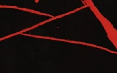 reticolo di crepe color rosso su sfondo nero