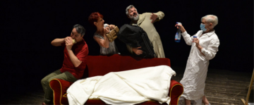 alcuni personaggi in scena a teatro 