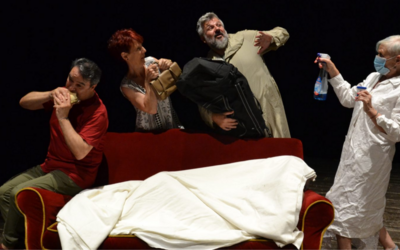 alcuni personaggi in scena a teatro 