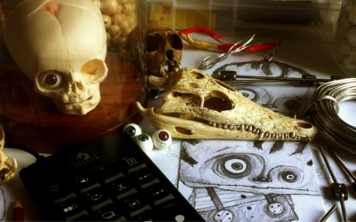 scrivania con oggetti vari