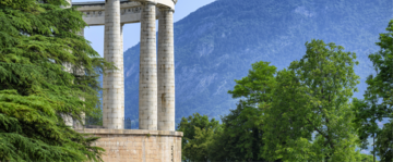 Mausoleo dedicato a Cesare Battisti sul Doss Trento 