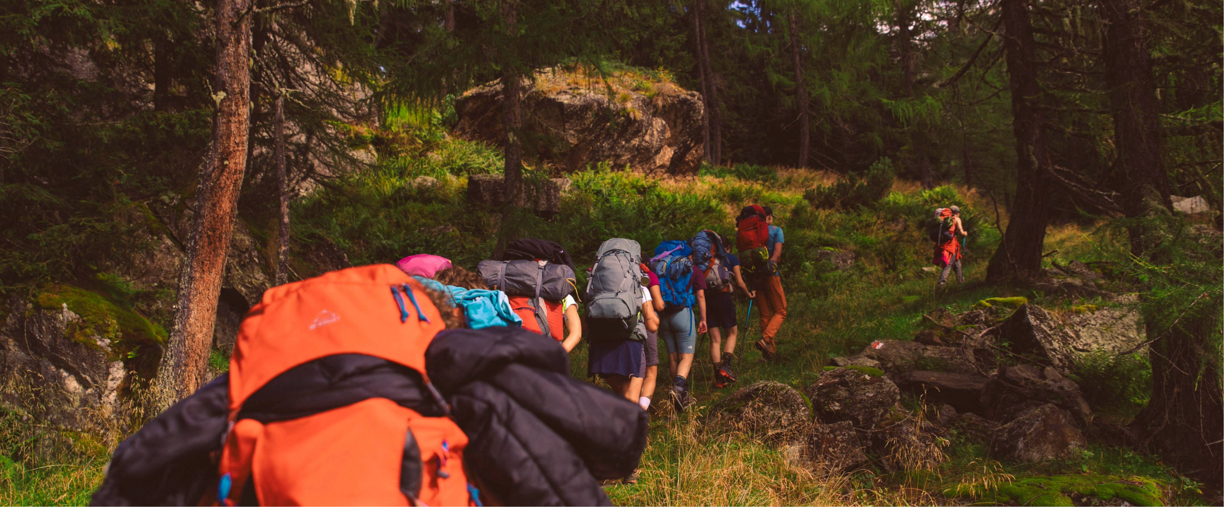 giovani in cammino con lo zaino in spalla durante la traversata del Lagorai denominata Echo Roots 2025