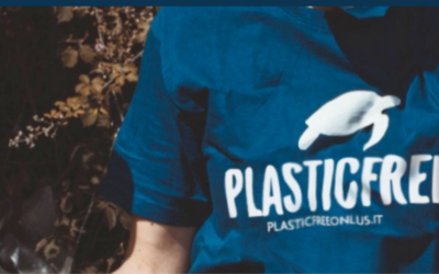 maglietta blu con il logo di plastic free