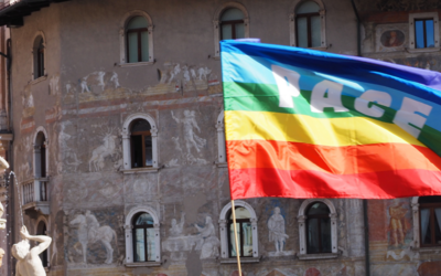 Una bandiera della pace che sventola in Piazza Duomo a Trento