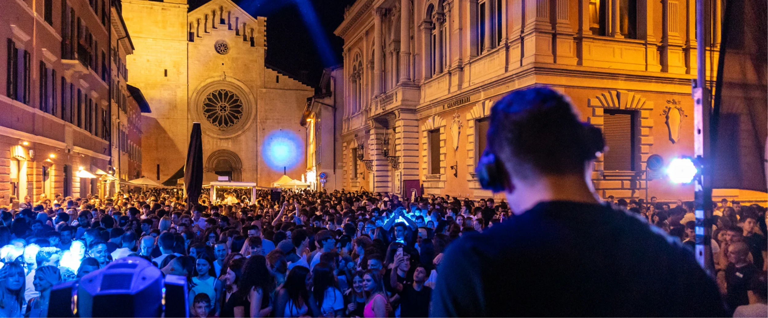 un dj che suona in una piazza di notte