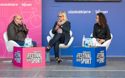 tre persone su un palco rosa e azzurro
